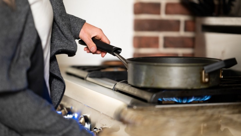 pot holders - you can&#039;t beat two-handed lifting with heavy cookware. here the...