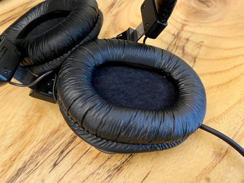 sony mdr-7506 - te earcups are large and plush.