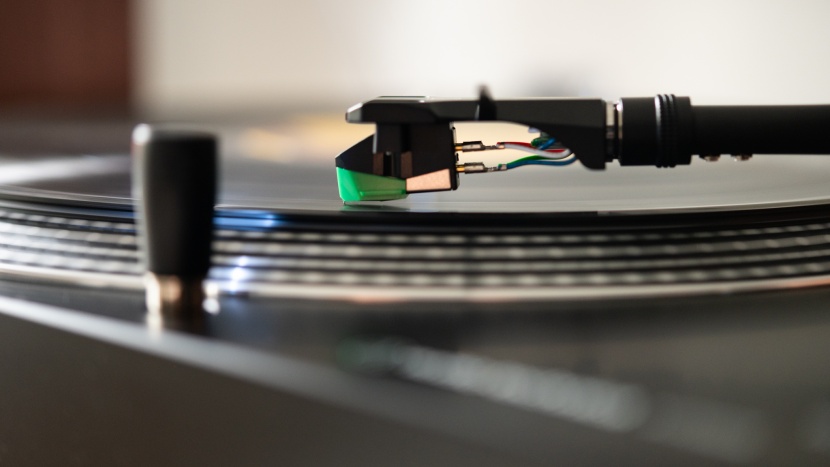 audio-technica at-lp120xusb - the cue lever makes putting the needle down onto the record easy and...