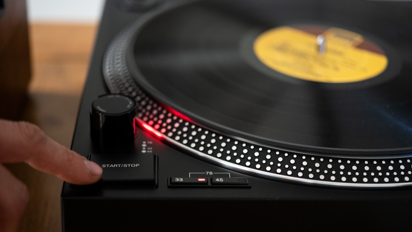 audio-technica at-lp120xusb - the at-lp120xusb features simple controls.