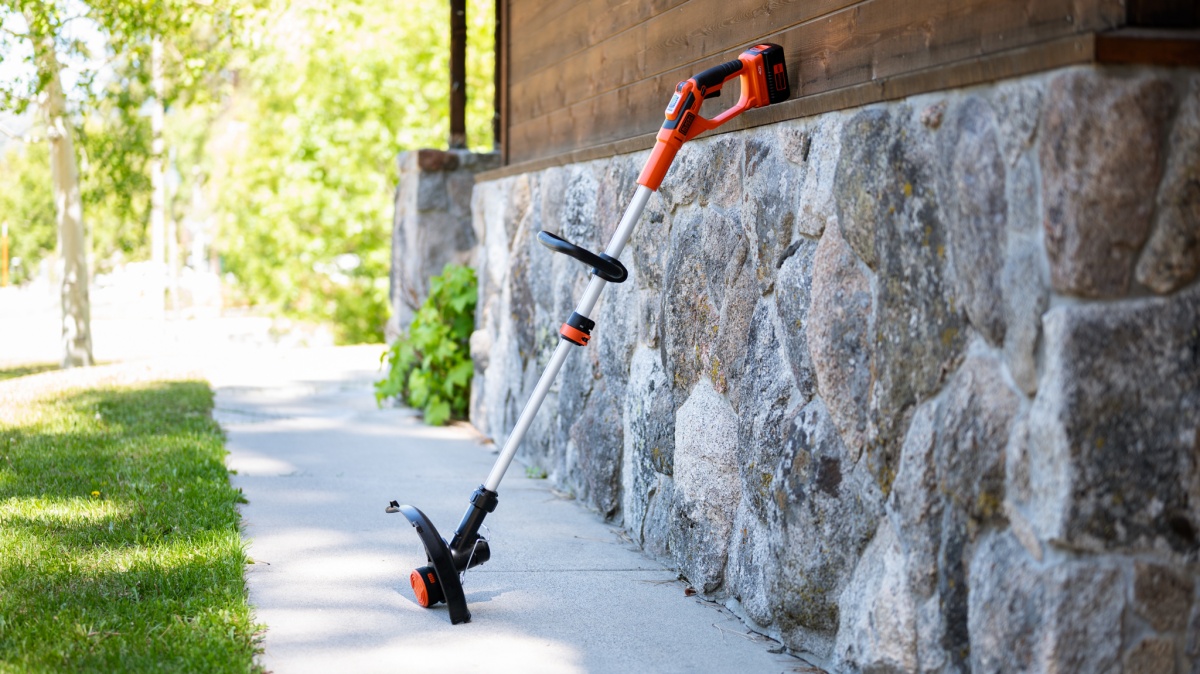Black+Decker LST136 Review (This string trimmer is a great bargain buy.)