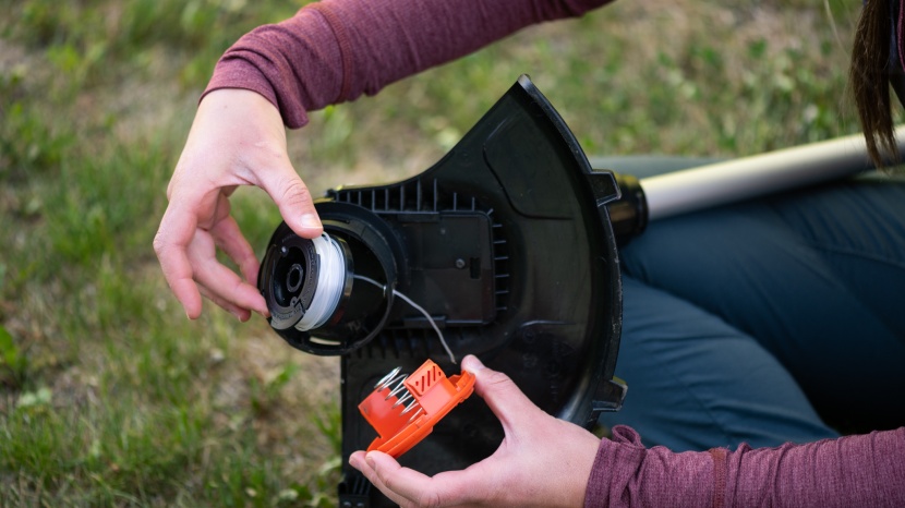 we think it's very easy to swap the string on this cordless tool.