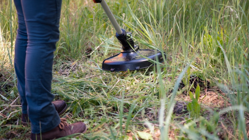 black+decker lst136 - the black+decker lst136 trimmer does well with all but the toughest...