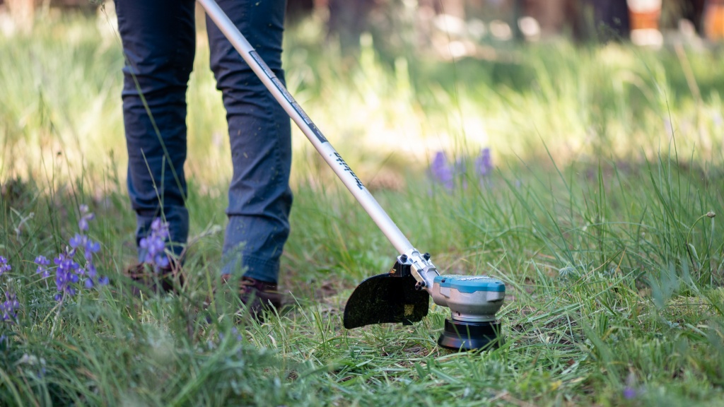 BLACK+DECKER (LST136) Review - The Best String Trimmer in 2022 