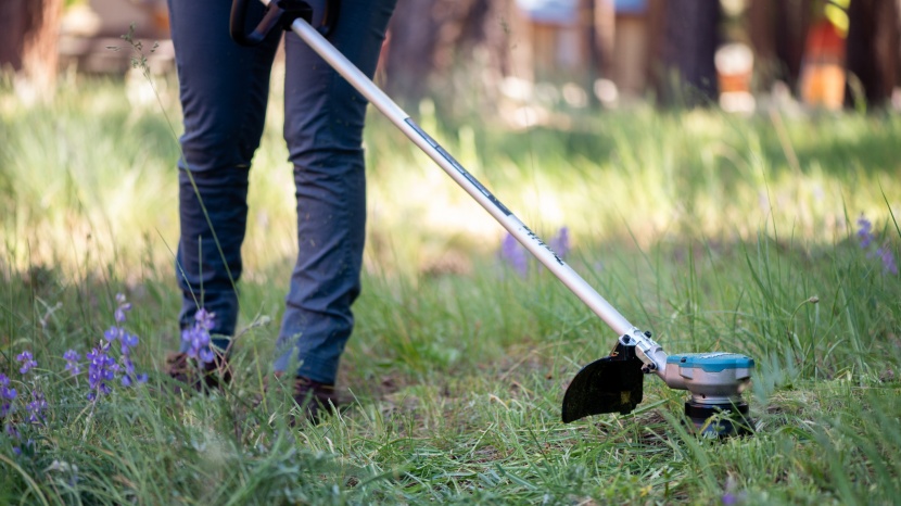 makita xru15pt 36v - this trimmer has plenty of battery life for all of your yardwork...