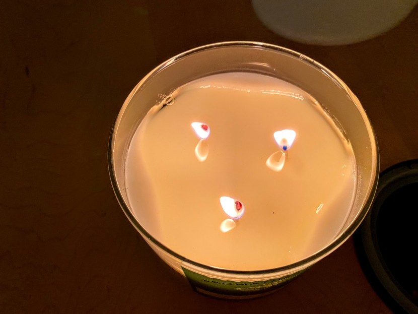 candle - the three wicks of this model facilitate rapid fragrance release...