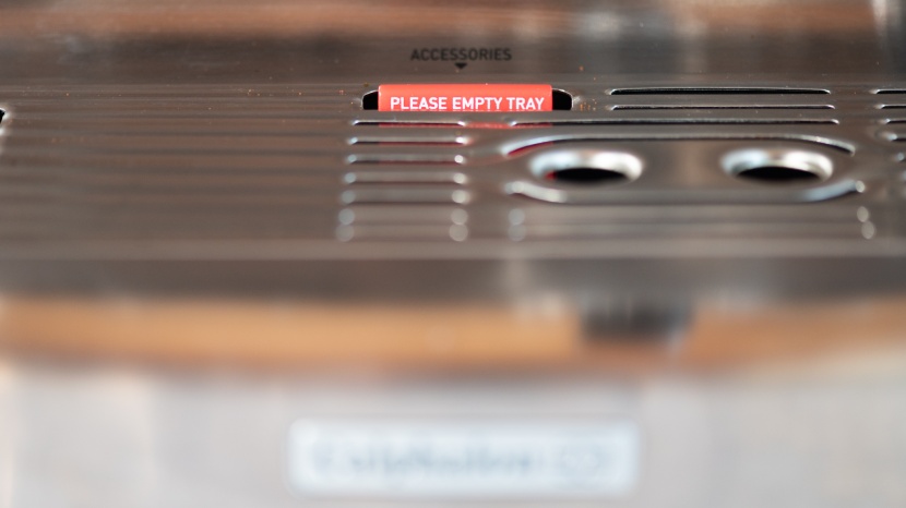 calphalon temp iq - a handy reminder pops up when the drip tray gets too full.