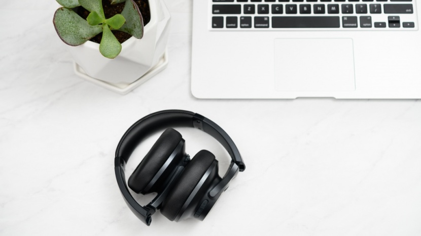 soundcore life q20 - the soundcore life q20 folds up relatively small, but lacks a...