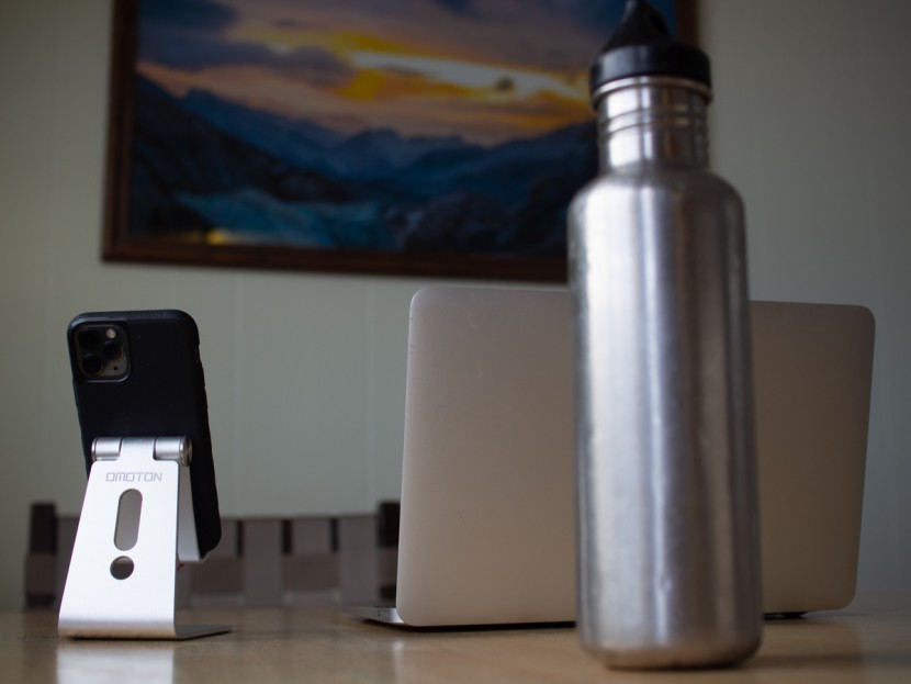 cell phone stand - shown here is the omoton, one of our highest scorers.