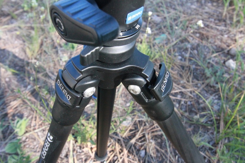 tripod - lockable shoulder joints like those found on the benro carbon slim...