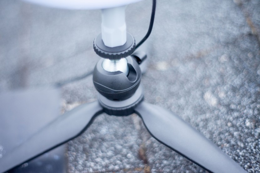 ring light - this ball joint on the ubeesize 10&quot; table top is textured and grips...