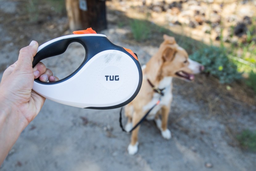 dog leash - the tug retractable leash comes in a sleek, stylish design.