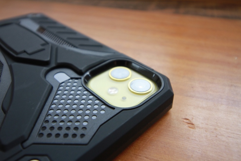 iphone 11 case - raised bezels, like the one we see here on the kitoo military grade...