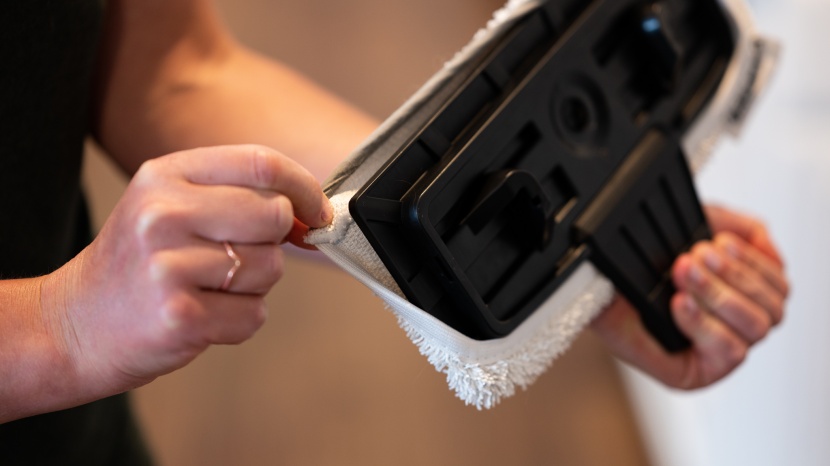 the elastic mop pads are easy to use and replace.