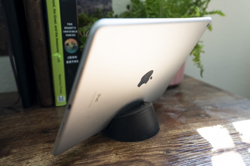 tablet stand - the stump has a sturdy and basic design. it is easy to use and has...