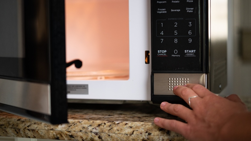black+decker em720cb7 - we didn&#039;t like how easily this microwave slid around on smooth...