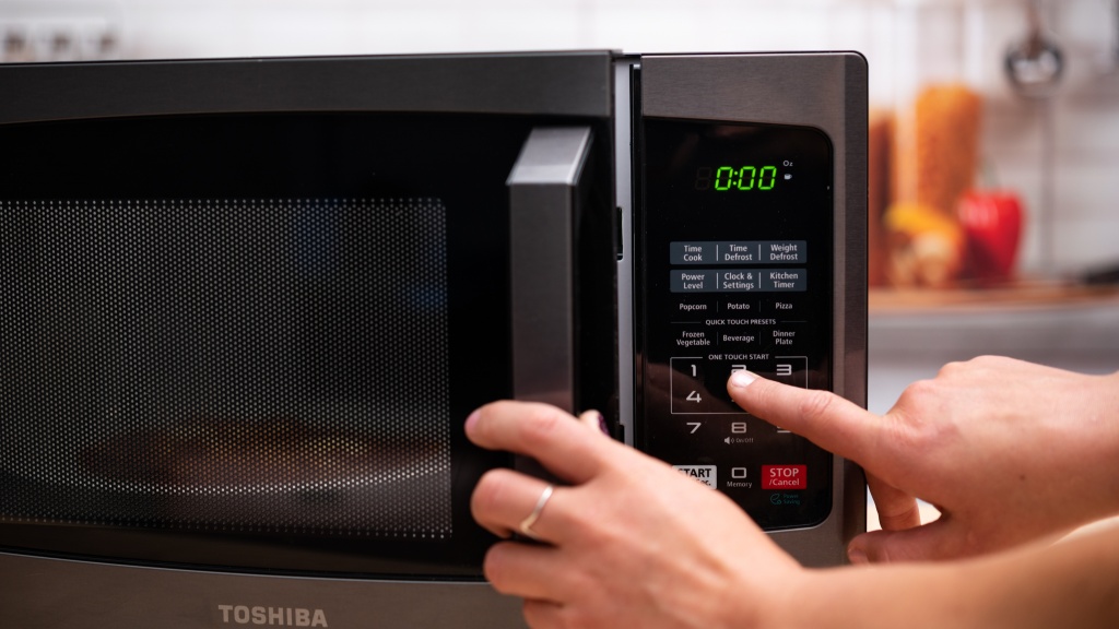 Toshiba EM925A5A-BS Compact Microwave Oven, 0.9 Cu.ft, Black Stainless  Price: (as of …