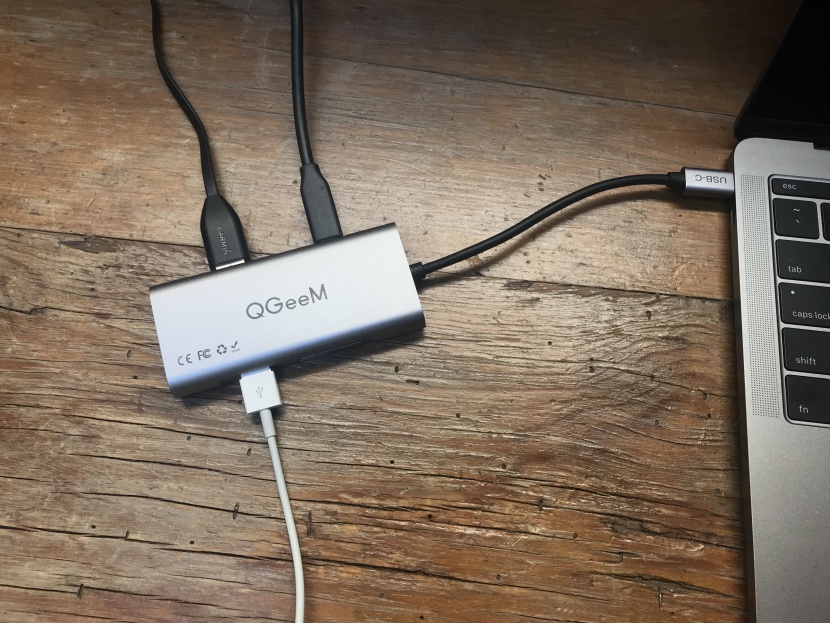 usb hub - yes, yes, we know, we&#039;re fond of grey and black devices, but qgeem...