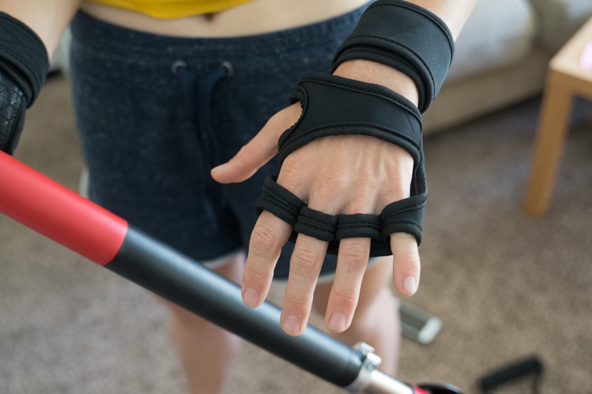 pull up bar - the anxen bar comes with gloves for added comfort.