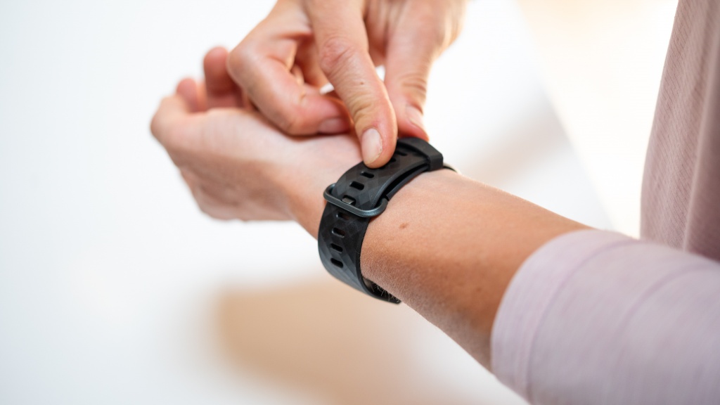 fitbit charge 4 - the clasp is easy to put on or take off.