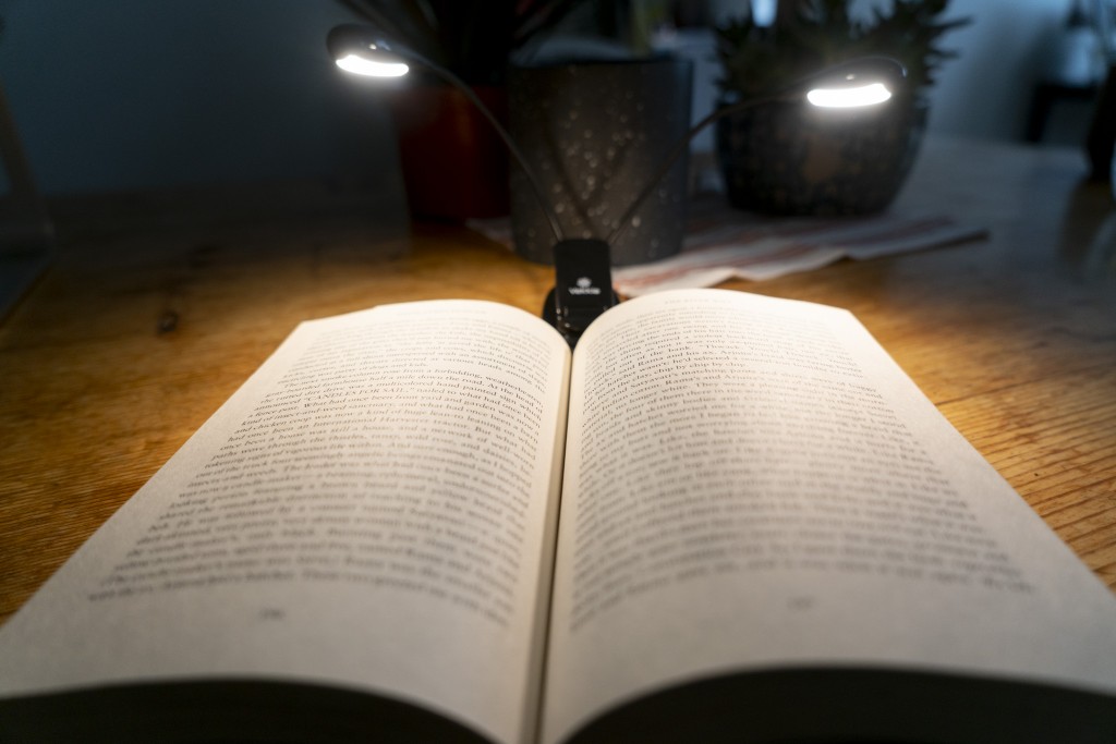 Vekkia Lightweight Neck Reading Light, Book Light for Reading in Bed, Neck  Light for Knitting,3 Colors,9 Brightness,Rechargeable,Hand