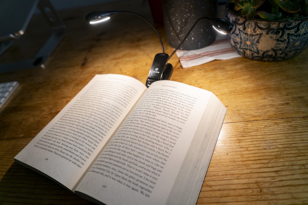 hooga Book Light, Rechargeable Clip On Blue Blocking Amber LED Light for  Reading in Bed. 1600K Color. Eye Care Light for Strain-Free, Healthy Eyes.