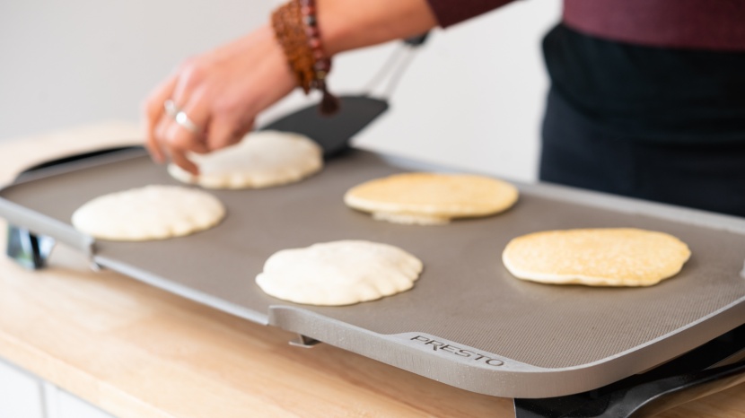 presto ceramic 22-inch electric - we had no problems with getting golden pancakes to release.