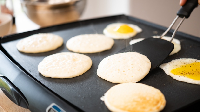 presto tilt 'n drain - no issues with sticking eggs or pancakes here.