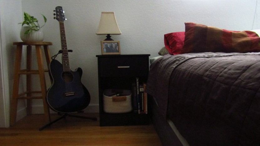 even though the homfa nightstand is light, it has a stable build.