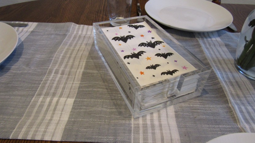 napkin holder - this napkin dispenser protects the napkins from the wind.
