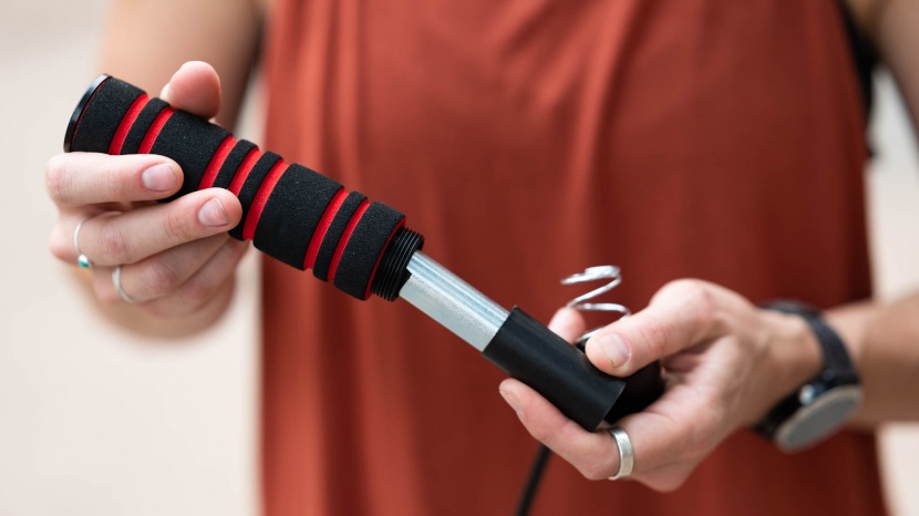 the weights are a cinch to slide out of the handles.