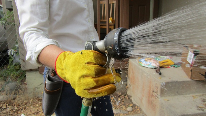 gardening gloves - the ozero leather work gloves bleed yellow when they get wet.