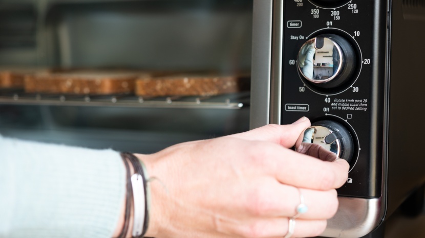 black+decker to3250xsb - the controls are simple, but the lack of an lcd readout can be...