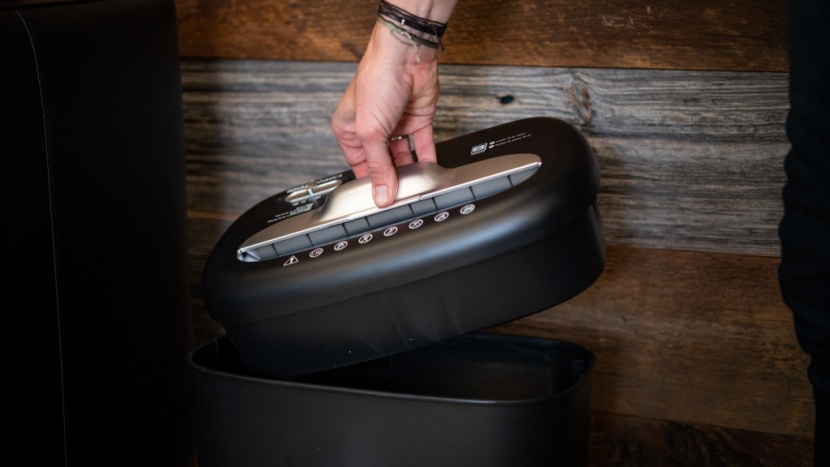 amazon basics 8-sheet cross-cut - you must lift the shredding unit off the bin in order to empty it.