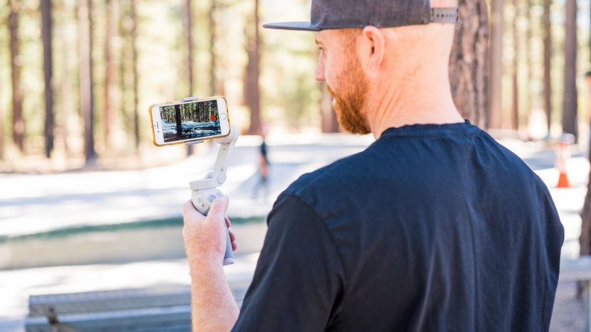 the dji om 4 switches between portrait and landscape mode by...