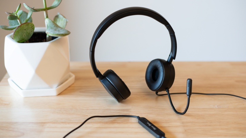 computer headset - the new bee headset is easy to use, has solid noise cancellation...