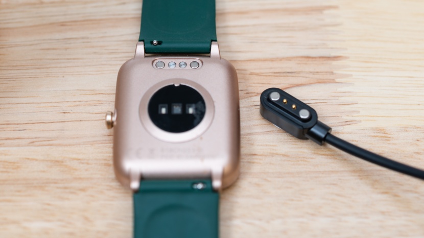 letsfit id205l - it doesn&#039;t take a lot of force to accidentally knock the charger off.