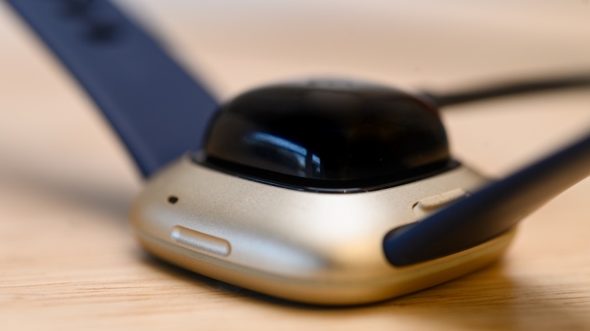 fitbit versa 3 - it is quite difficult to accidentally knock this charger off.