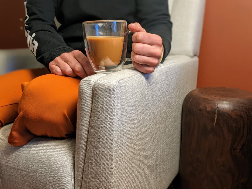 cups - the epare mug has a roomy handle that&#039;s comfortable for three fingers.