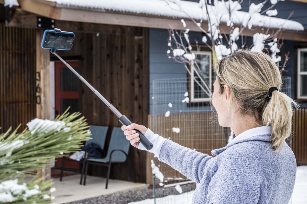 Best Selfie Stick Review (Testing selfie sticks out in snowy conditions)