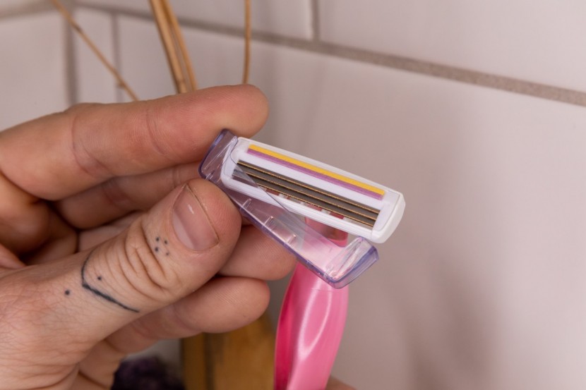 razor womens - a blade case makes these disposable razors easy to throw in your gym...