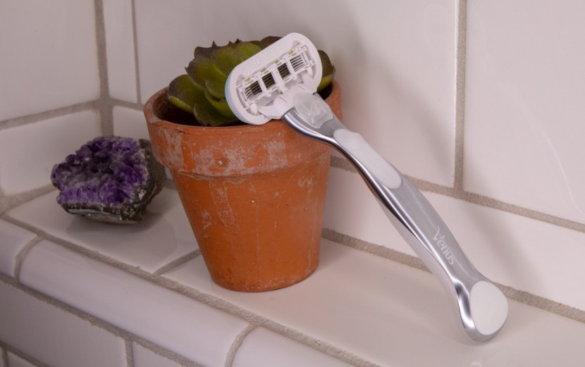 the venus platinum comes complete with a durable metal handle.