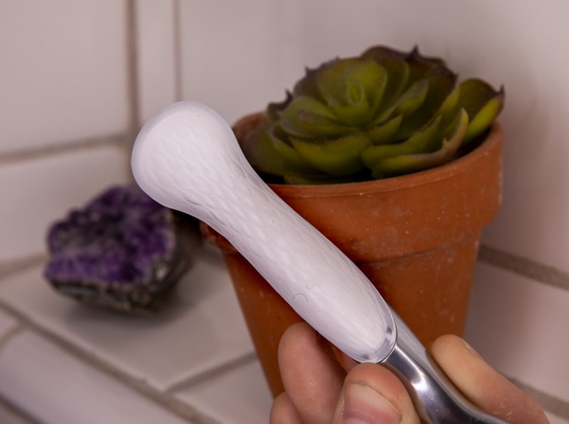 razor womens - between the grippy rubber and the metal handle, the venus platinum...