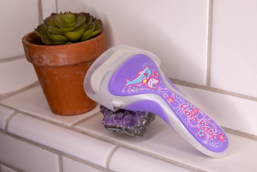 razor womens - the thick handle of the schick intuition offers a solid grip.