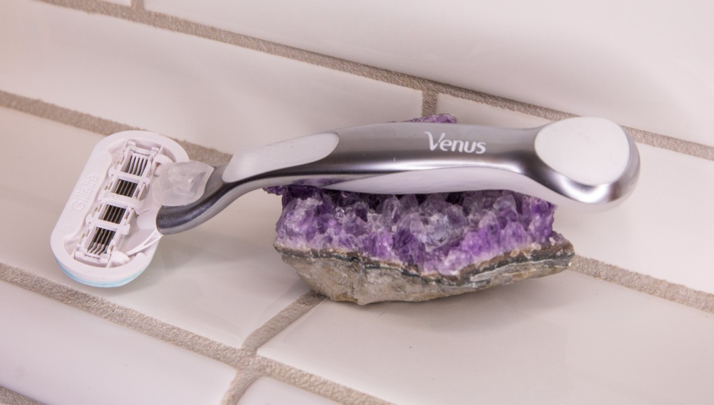 razor womens - the venus platinum metal handle is very durable.