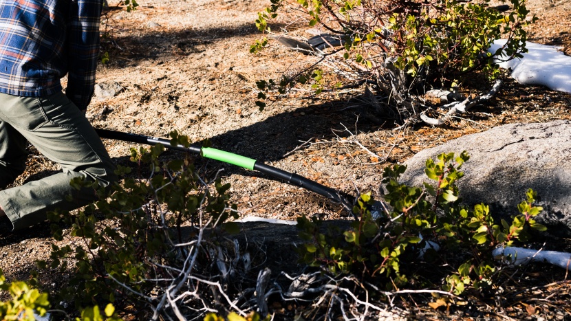 the hooyman's handle is made of fiberglass, just like the nupla's...