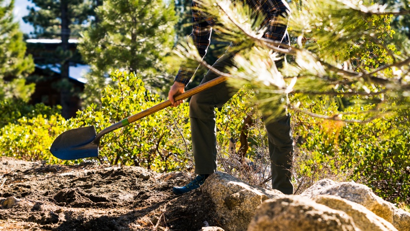 gardening shovel - while this shovel&#039;s wooden handle isn&#039;t as strong as steel or...