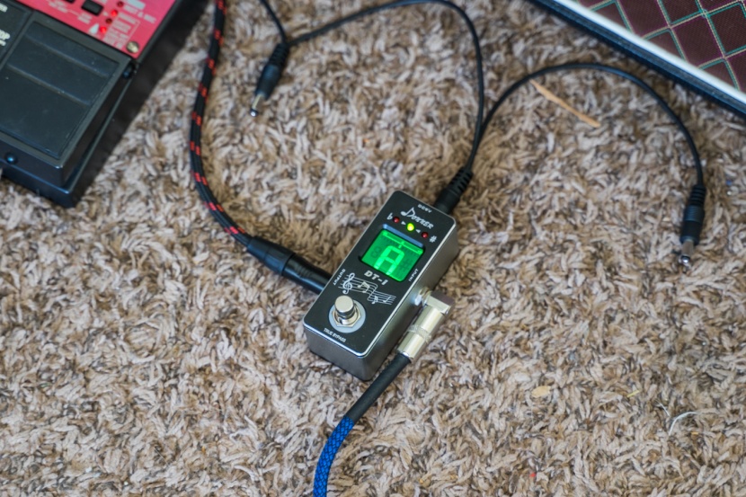 guitar tuner - the donner dt-1 doesn&#039;t have any special features, but it&#039;s easy to...