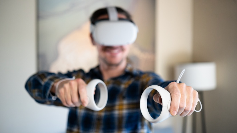 vr headset - quest 2 is a standalone vr gateway.