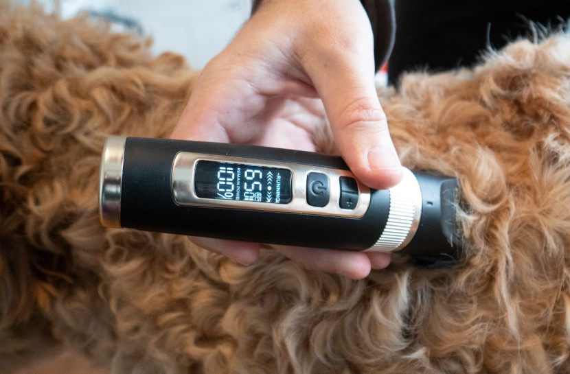 the pettingpal dog clippers feature an intuitive lcd screen.